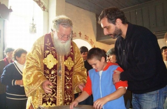 Митрополит Неофит кръсти 7 деца от дома в Брестовица