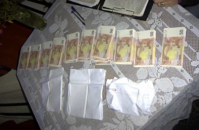 Арестуваха измамник в фалшиви банкноти от по 100 евро