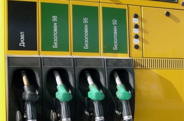 Екшън на бензиностанция, тарикат зареди за 100 лева и избяга