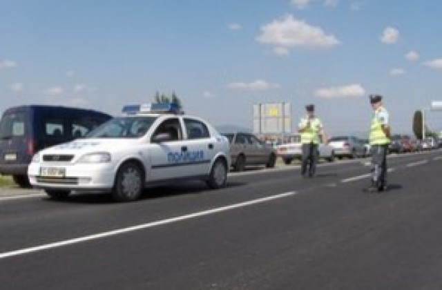 Полицаи спират пиян шофьор, той бяга
