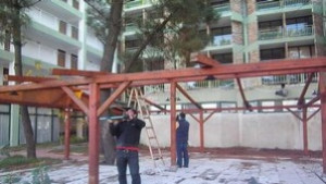 Собственици си събарят незаконните павилиони в Слънчев бряг