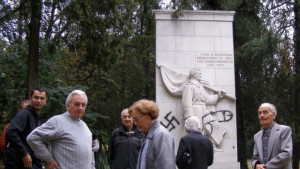 Над 300 лева струва почистването на паметника на съветския воин
