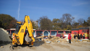 Събарят незаконни обекти край езерото