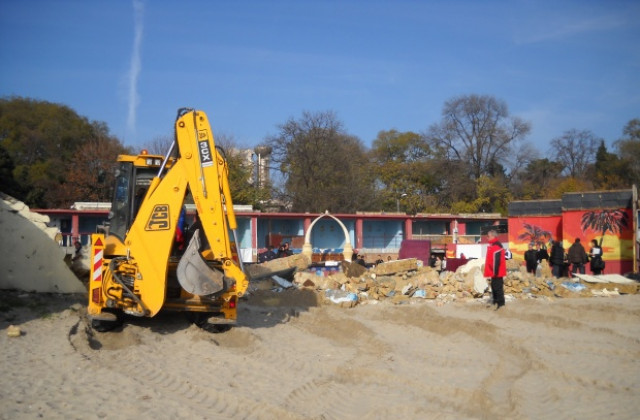 Събарят незаконни обекти край езерото