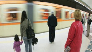 Паднал е ламаринен панел на открития участък на метрото по