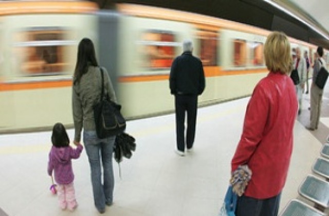 Паднал е ламаринен панел на открития участък на метрото по бул. Драган Цанков