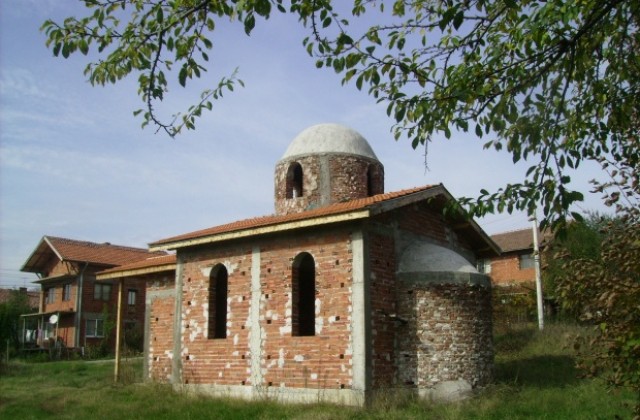 Вдигат параклис в центъра на  село Скриняно