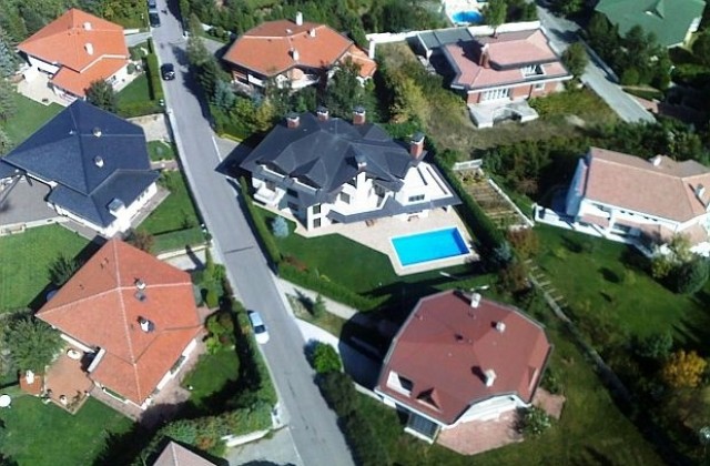 Снимат чуждите имоти, а крият своите!