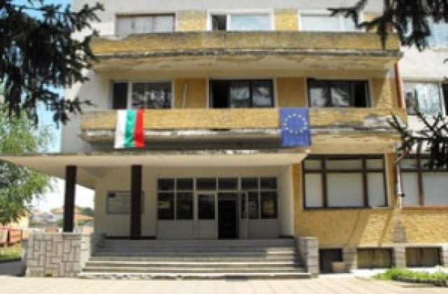 Брат и сестра избягаха от дом за сираци, напиха се и се сбиха