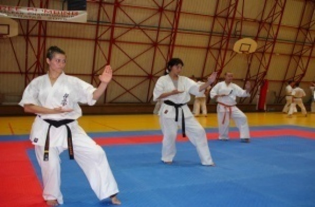 Каратеки от Спартак Плевен се завръщат отново с медали