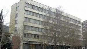 Кола се блъсна в дърво двама пострадаха