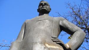 Млади ротарианци реставрират паметника на Пиколо