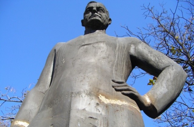 Млади ротарианци реставрират паметника на Пиколо