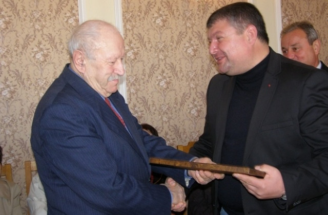 Ловешки културни дейци и общественици получиха награди за Деня на будителите