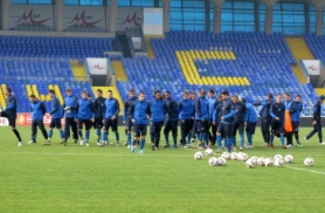 Ясен Петров избира от 20 футболисти състава за Лил