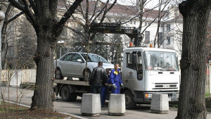 Мъж заключи жена си в колата за да не я