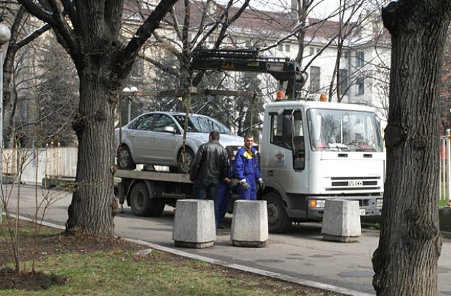 Мъж заключи жена си в колата, за да не я вдигне паяк