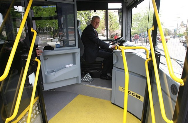 Изискват опит от три години за водачите на автобуси, които превозват деца