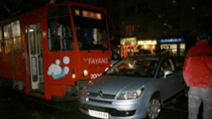 Пиян шофьор паркира върху трамвайните релси