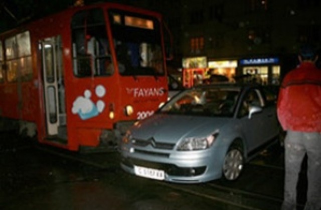 Пиян шофьор паркира върху трамвайните релси