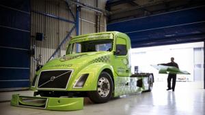 Хибриден камион на Volvo се лакоми за скоростен рекорд