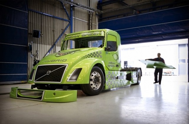 Хибриден камион на Volvo се лакоми за скоростен рекорд