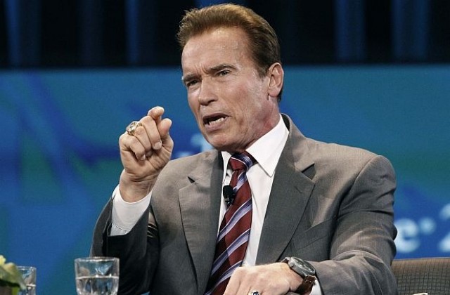 Арнолд Шварценегер като Владимир Путин