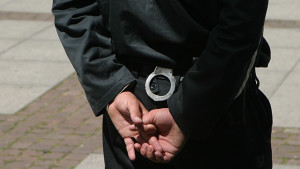 Задържаха мъж опитал да обере банков клон и трима източвали