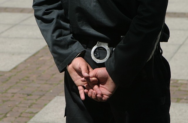 Задържаха мъж, опитал да обере банков клон, и трима, източвали банкомати