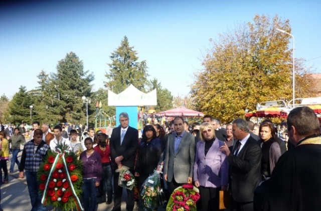 Цачева и Цветанов почетоха загиналите във войните от с. Брест