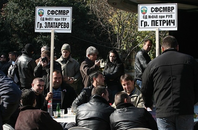 Служители на МВР отново излизат на неделен протест