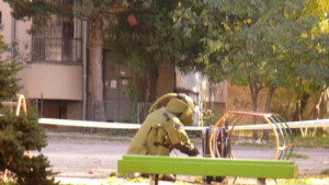 Полицията взриви съмнителен куфар на детска площадка
