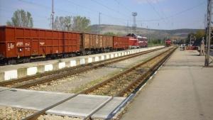 Хванаха крадци източили дизел от локомотив