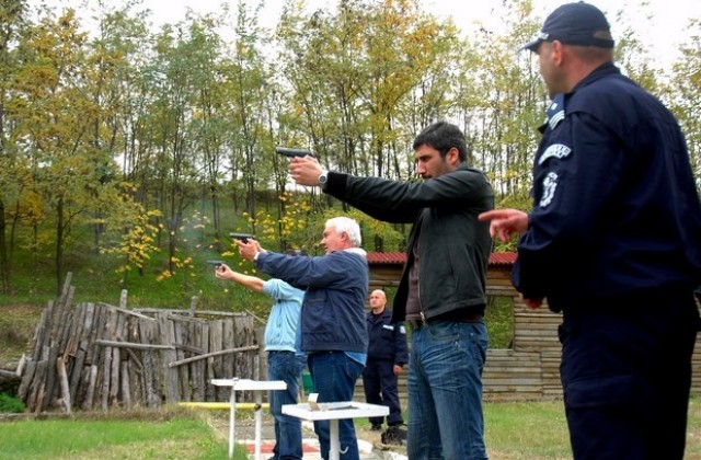 Полицаи и журналисти стреляха на Диана за Архангеловден