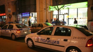 Вятърът събори пилон с емблема на хипермаркет в София