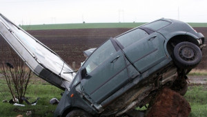 Варненец се тресна в билборд
