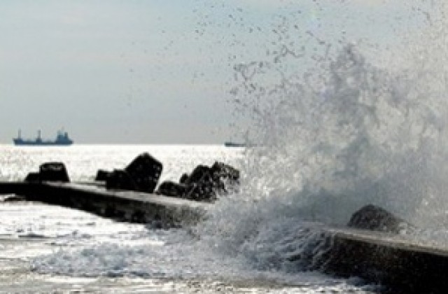 Кораб заседна в плитчините на Варненското езеро