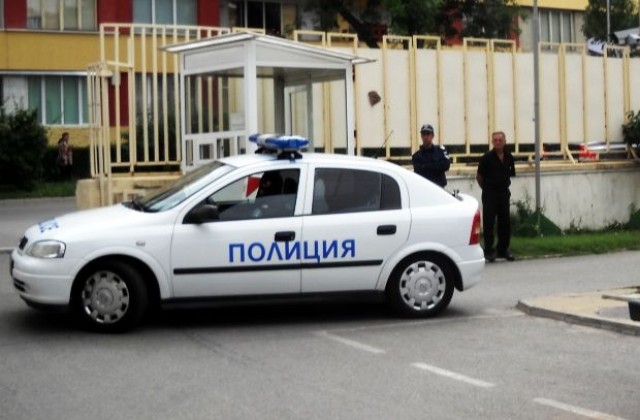 Задържаха седящ на пътя пиян мъж