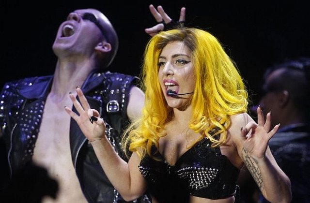 Забраниха на фенка да доближава Лейди Гага