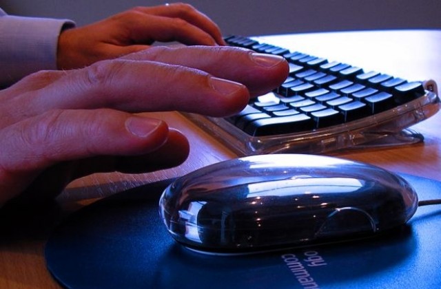 Модерни шпиони - данъчни ви добавят в списъка на приятелите си!