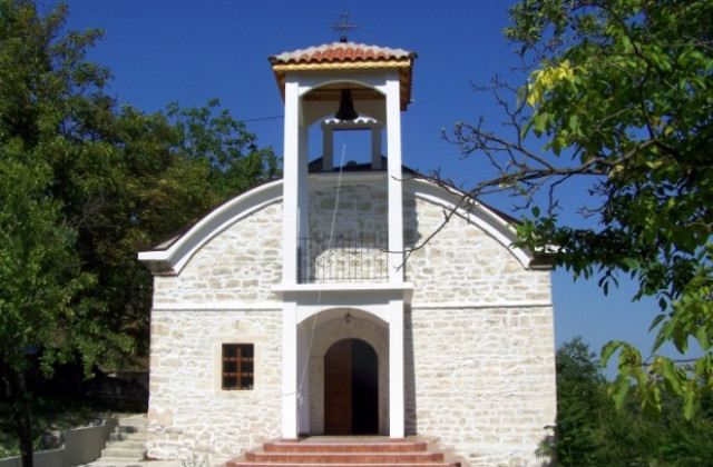 Откриват със служба обновен храм в Аксаково