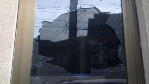 Счупиха прозорец на консултантския офис на ДПС