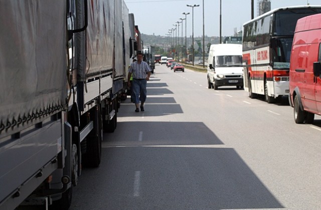 Километрични задръствания на българо-турската граница