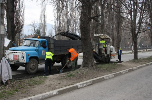 Свлачището  край Бобов дол укрепено, а пътят ще се ремонтира основно