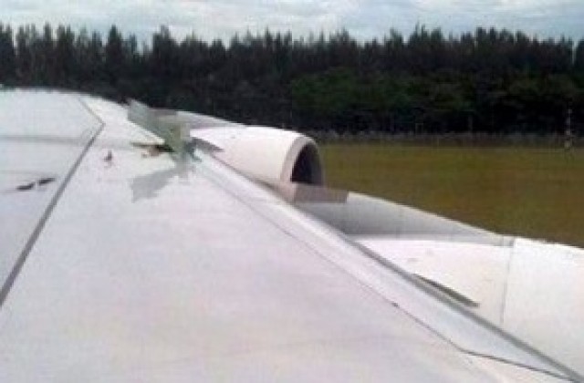 Самолет кацна аварийно на улица в Бърно, друг се върна на летището в Сидни
