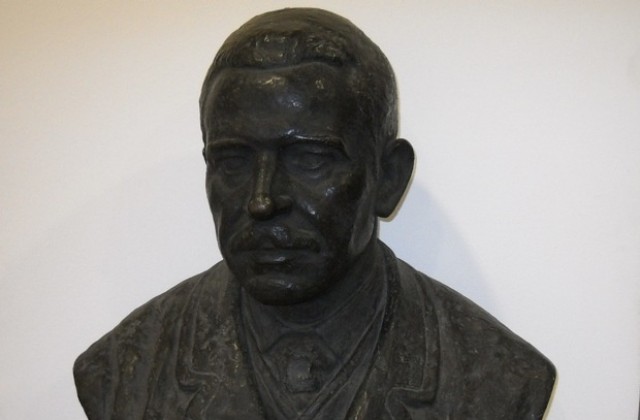 Бронзов бюст на Иван Калпазанов е експонат на месеца в РИМ-Габрово