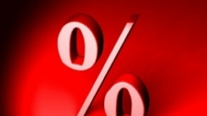 Работещите с договор намалели с 10 за година