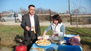 Кметът на Кърджали пържи и раздава мекици за Байрама