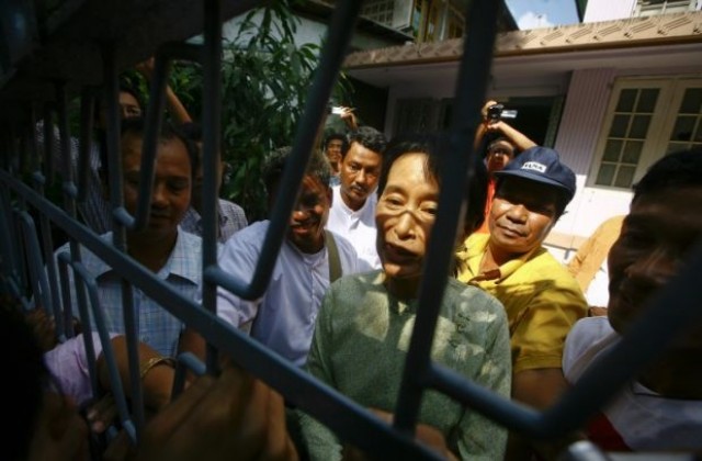 Освободената Аун Сан Су Чжи се зае да възкреси партията си