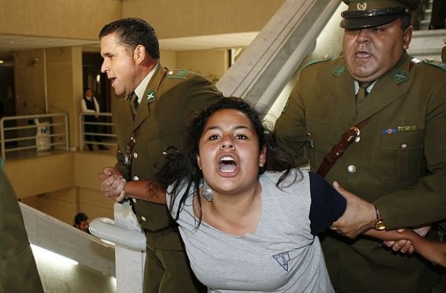 33 жени протестират в Чили на 900 метра под земята